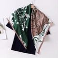 Seidiger Twill-Schal in Grün und Rosa mit eleganten großen Rosenblüten-Drucken - Großes Quadratisches Tuch / Rosenblüte - Grün