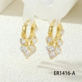 Detail van gouden ringoorbellen met gefacetteerde zirkoonclusters op een standaard - Gouden Ring Zirconia Stijl (ER1416-A)