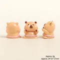 Drei-Seiten-Ansicht der Capybara-Figur aus Harz mit rosa Spitze, 24x21x17mm - Tanzendes Capybara