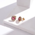 Boucles d'oreilles dorées avec pierre rose rouge carrée et pavé de diamants - Style Or Pierre Rose Rouge (ER-457)