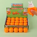 Detail einer 20er-Box Karotten-Hasen-Spielzeug zum Quetschen in Orange und Weiß - Karotten-Hasen Quetschbecher