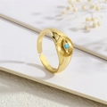 Nahaufnahme des vergoldeten Evil Eye Rings mit blauem Zirkonia auf weißem Hintergrund - Gold-Blaues Auge (RG0357-A)