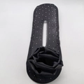 Detailweergave van zwarte haarknotmaker met bloem en zilveren studs op witte achtergrond - Zwarte Grote Bloem Knot Maker