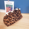 Pochette in velluto leopardato con chiusura a perla grande su tavolo in legno - Stampa leopardata