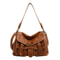 Borsa tote vintage in ecopelle marrone con patta e tasche anteriori su sfondo bianco - Marrone