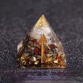 Piramide orgonica con cristalli rossi e verdi, spirale dorata e simbolo della freccia - Dio della Guerra - Promozione
