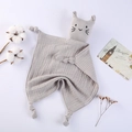 Dettaglio della copertina neonato in mussola di cotone grigio con testa di gatto e nodi - 30*30 cm / Grigio