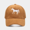 Dettaglio del ricamo a cavallo su un cappellino da baseball in pelle scamosciata marrone - Cammello