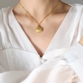 Elegante vergoldete Halskette mit Muschelanhänger an einer feinen Perlenkette - P948-goldkette (40+5cm)