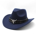 Détail d'un chapeau de cow-boy en feutre bleu marine avec ruban tissé et crâne de taureau - Bleu marine