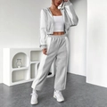 Detail van de grijs-witte contrastnaden op de jas met capuchon en de joggingbroek met hoge taille - S / Grijs/Wit