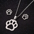 Poliertes Edelstahl Katzenpfoten Anhänger Halskette und Ohrstecker Schmuckset auf Schwarz - Tierfußabdruck Stil (033) / Stahlfarben