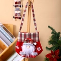Detalle de bolsa de regalo roja con Papá Noel 3D y asas de cuadros para fiestas navideñas - Papá Noel / Rojo/Cuadros