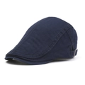 Dettaglio della coppola blu scuro con fibbia in metallo e cuciture a vista sui lati - Blu navy