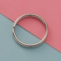Dettaglio dell'anello portachiavi piatto in acciaio inossidabile da 25mm su sfondo pastello - Color Acciaio