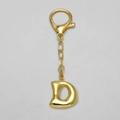 Llavero de letra D en metal chapado en oro de 18k con cierre de mosquetón brillante - Letra D