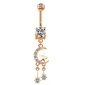 Détail d'un piercing de nombril en or rose avec pendentifs lune et étoile en zircon - Style Lune Étoile Or Rose (#6) / Taille US 6