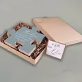 Targa puzzle in legno blu Morandi in scatola regalo kraft con dedica di ringraziamento - 2-Grazie-Blu