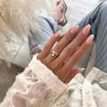 Elegante gouden ringenset met ronde hoofdsteen en pavéband op French tip nagels - Franse Roze en Witte Minimalistische Stijl (JP2152)