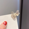 Detail einer mini goldenen Schmetterlings-Haarklammer mit Opalstein und Strasssteinen - LD26 Schmetterling Drei / Gold