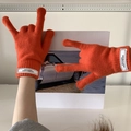 Guantes de punto naranja vibrante con etiqueta blanca mostrados en gesto de mano rock - Talla única / Naranja