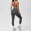 Vista trasera del conjunto de yoga gris oscuro con sujetador cruzado y leggings de talle alto - S / Top Y Pantalón / Gris Grafito