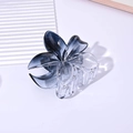 Détail d'une pince à cheveux de 8cm en forme de fleur avec dégradé bleu translucide - 8CM Style Dégradé Frangipanier / Gris