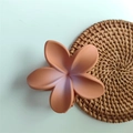 Pinza per capelli a forma di fiore di frangipani arancione su tappetino in vimini - Sfumato Arancio Scuro Opaco