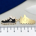 Pendentif chaussure de foot noir et blanc avec bordure dorée pour bijoux DIY - Baskets Noires (19641)
