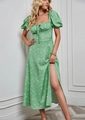 Detalle de mangas abullonadas y escote con cordones en vestido largo floral con tajo - S / Verde con flores amarillas