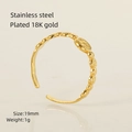 Vista dettagliata dell'anello in acciaio inossidabile placcato oro 18K con trama floreale - Stile Tondo Floreale in Rilievo (ZR651G)