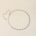 Detalle de cadena de cintura de plata con pedrería brillante y cierre de mosquetón resistente - Plateado