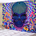 Dettaglio dell'arazzo psichedelico con teschio e funghi neon sulla parete di una camera - 150x130cm / Design 2-Teschio Blu e Fungo Neon