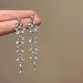 Macro-opname van zilveren bladvormige oorbellen met strass en lange kwastjes - Zilveren Blad Kwastje Stijl (4#)