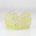 Détail de la caissette à cupcake jaune pâle découpée au laser avec motifs de roses - Vert clair