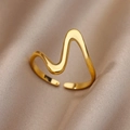 Vue détaillée d'une bague vague dorée ajustable sur un tissu satiné champagne - Ouvert Réglable / Style Courbe de Vague Brillante (JZ3944G) / Or