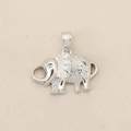 Dettaglio di un ciondolo a forma di elefante in argento con finitura in metallo - Solo ciondolo / Argento