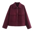 Detalle de chaqueta de lana granate con bolsillos grandes con solapa y cuello de solapa - S / Burdeos