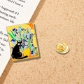 Spilla smaltata stile Van Gogh con gatto nero su sfondo di pagine di libri antichi - Gatto Nero e Iris (Serie Van Gogh)