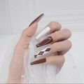 Unghie finte lunghe a ballerina marroni e bianche con motivo a rombi e linee minimaliste - Stile Coffin Rombi Marrone Bianco (Tipo Colla) (CBLCY-43)
