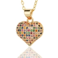 Primer plano macro de collar con colgante de corazón dorado y circonitas de colores - Colorido