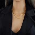 Collier double épaisseur en or avec pendentifs losanges portés sur le cou d'un mannequin - 双层星光菱形项链(N1944)