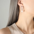 Pendientes geométricos plateados minimalistas con perlas naturales de agua dulce en modelo - Color Acero