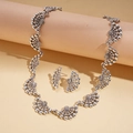 Détail macro d'une parure de bijoux argentés avec texture vintage et strass étincelants - Chaîne de clavicule + Boucles d'oreilles clous / Argent (Ensemble de deux pièces)