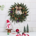 Weihnachtskranz mit Kiefernnadeln, Tannenzapfen und Schleife vor einer weißen Wand - 40cm/Nicht beleuchtet