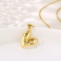 Elegante collana dorata con pendente a cuore in zircone su sfondo con onde d'acqua - Oro
