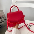 Borsa a mano a busta minimalista rosso acceso con catena in resina e tracolla - Rosso