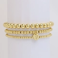 Set di tre braccialetti con perline dorate e un ciondolo rotondo con la lettera P - Lettera P