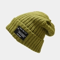 Detailopname van een olijfgroene ribgebreide muts met retro patch en dikke textuur - Eén maat / Groen