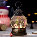 Lanterna natalizia vintage in bronzo con neve, famiglia di pupazzi di neve e alberi innevati - Pupazzo di neve